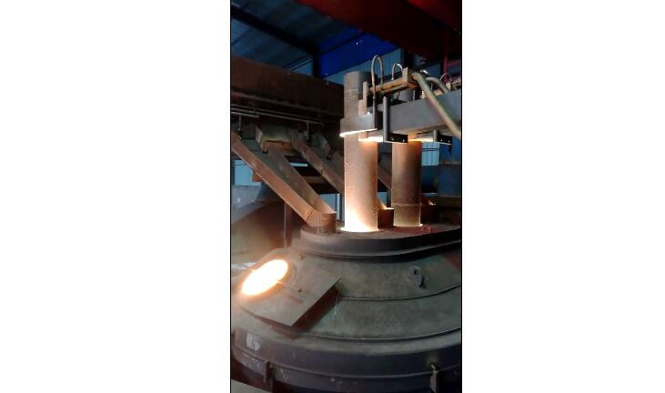 電弧爐冶煉現(xiàn)場(chǎng)視頻